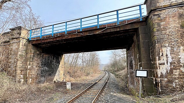 Most pes eleznici na jedin pstupov silnici do ele na Lounsku ek oprava. (nor 2024)