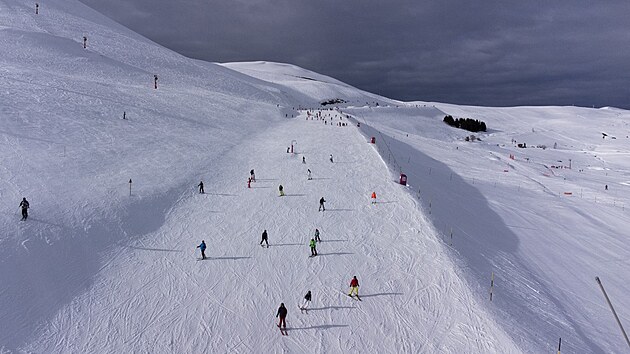 Alpe dHuez je proslul stedisko zimnch sport ve vce 1 850 metr nad moem. Nachz se na mst bvalch pastvin v centrln sti francouzskch Alp.