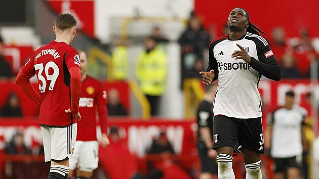 Obrnce Calvin Bassey z Fulhamu (vpravo) se raduje ze svho glu proti Manchesteru United.