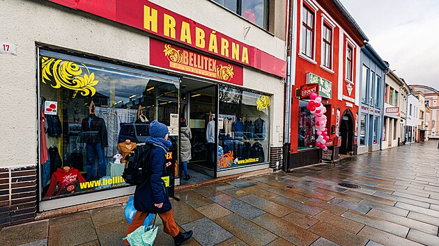 Nevhodné reklamy na náměstí Svobody v Mohelnici.