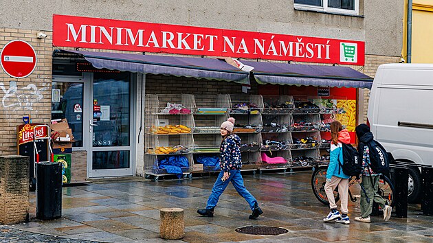 Nevhodné reklamy na náměstí Svobody v Mohelnici.