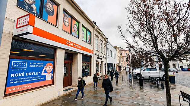 Nevhodné reklamy na náměstí Svobody v Mohelnici.
