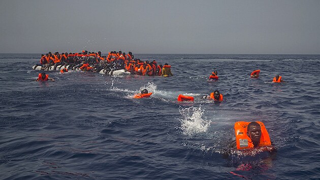 Afrit migranti se ve Stedozemnm moi pokouej dostat zchrannou lo panlsk neziskov organizace. (ervenec 2017)