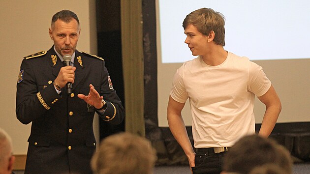 Student Jan Baloun (vpravo), kterho za statenost pi zabrnn loupenmu pepaden v centru Ostravy ocenil krajsk policejn editel Tom Kuel. (26. nora 2024)