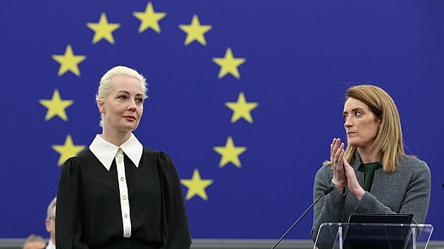 Vdova po ruskm opozinkovi Alexeji Navalnm Julia vystoupila v Evropskm parlamentu. Po jejm boku stoj pedsedkyn EP Roberta Metsolaov. (28. nora 2024)
