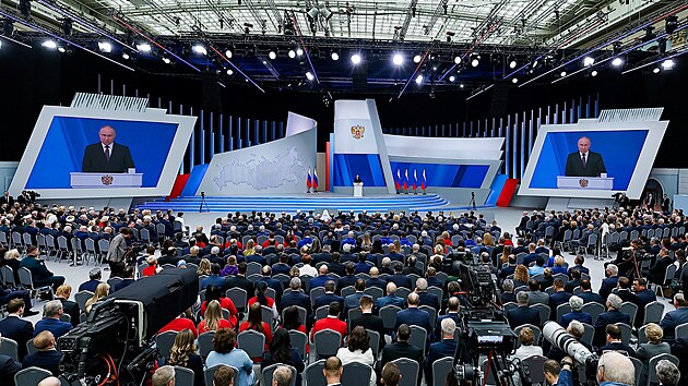 Publikum pi projevu ruskho prezidenta Vladimira Putina (29. nora 2024)
