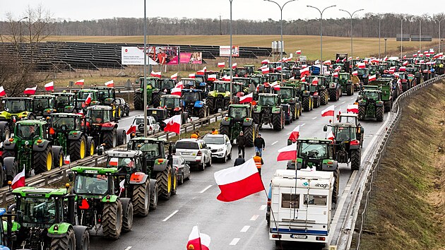 Polt farmi se svmi traktory a vozidly blokuj bhem demonstrace rychlostn silnici v Polsku. (20. nora 2024)