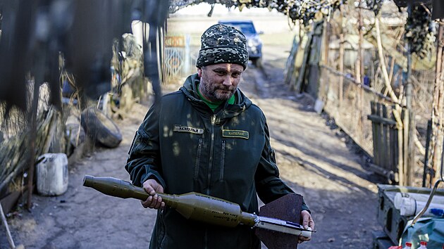 Jedna z upravench zbran proti Rusm v rukou kaplana Michajla Arsenovye (24. nora 2024, zbry z fronty u Zporo)