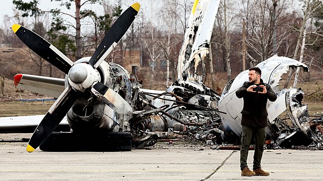 Ukrajinsk prezident Volodymyr Zelenskyj se pi svm poselstv k druhmu vro rusk invaze natel sm. (24.02.2024)
