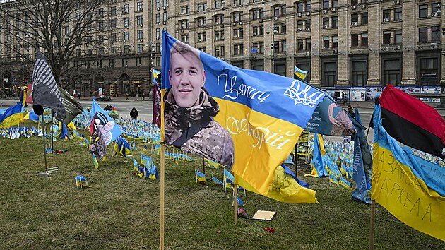 Ukrajinci v Kyjev si pipomnaj druh vro rusk invaze. (24. nora 2024)