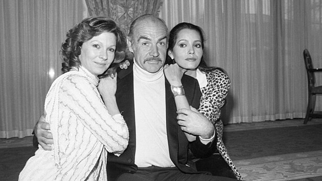 Hereka Pamela Salemov (vlevo) po boku Seana Conneryho, s kterm si zahrla v bondovce Nikdy nekej nikdy z roku 1983. (23. nora 2024)