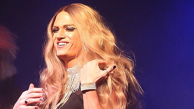 Ondřej Gregor Brzobohatý jako Tiffany RichBitch v show Hedwig a její Angry Inch (27. února 2024)