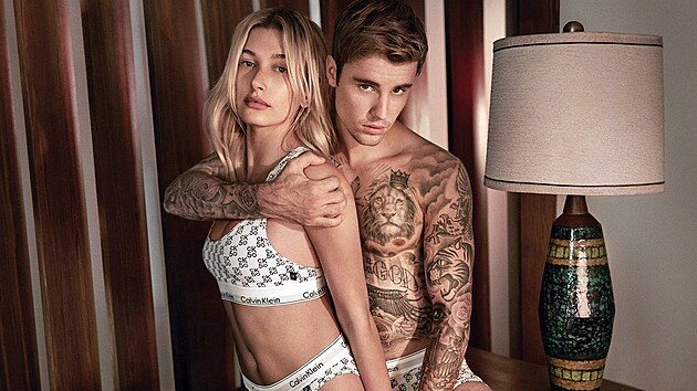Justin Bieber s manelkou Hailey v kampani pro znaku Calvin Klein (2019)