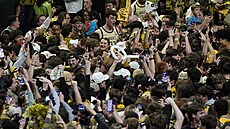 Fanouci Wake Forest slaví výhru nad Duke v univerzitní basketbalové lize NCAA.