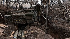 Ukrajinský voják vedle dla M109 na pozici nedaleko Bachmutu v Doncké oblasti...