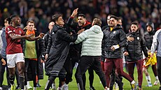 Závrená strkanice po utkání Sparty s Galatasarayem.