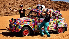 Barbora Holická a Lucie Engová s Citroënem 2CV dojely do cíle rallye Dakar...