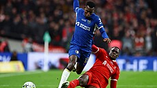 Liverpoolský obránce Ibrahima Konaté zastavuje Nicolase Jacksona z Chelsea.