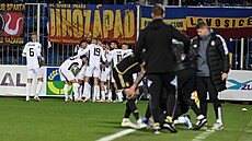 Fotbalisté Slovácka se radují z gólu Pavla Juroky proti Spart.