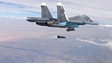 Ruský letoun shazuje klouzavou bombu KAB-500. (9. íjna 2015)