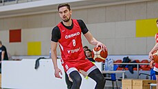 Basketbalista Tomá Satoranský na tréninku eské reprezentace ped kvalifikací...