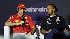 Carlos Sainz a Lewis Hamilton na tiskové konferenci.