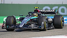 Lewis Hamilton v Mercedesu na pedsezonních testech v Bahrajnu.