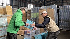 Píprava humanitární pomoci ve skladu