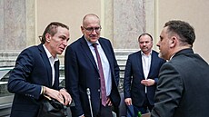 Vicepremiér Ivan Barto a ministr kolství Mikulá Bek diskutují s prezidentem...