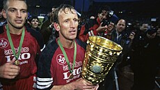 Andreas Brehme odehrál v Kaiserslauternu 274 zápas. Na snímku drí trofej pro...