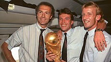 Franz Beckenbauer (vlevo), kapitán týmu Lothar Matthaeus (uprosted) a Andreas...