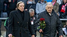 Guenter Netzer a Andreas Brehme (vpravo) vzdávají hold zesnulé legend Franzu...