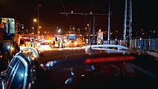 Hasii zasahují u uvázlého auta na tramvajovém kolejiti v Praze (20.02.2024)
