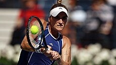 eská tenistka Markéta Vondrouová v duelu s Rumunkou Soranou Cirsteaovou ve...