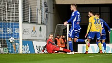 Olomoucký branká Tadeá Stoppen inkasuje gól v ligové dohrávce v Teplicích.