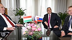 Exprezident Zeman se ve své praské kancelái seel s Ficem a Orbánem, kteí do...