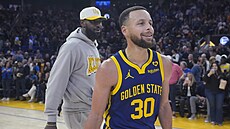 Stephen Curry (vpravo) z Golden State Warriors tentokrát pomoh pehrát Los...