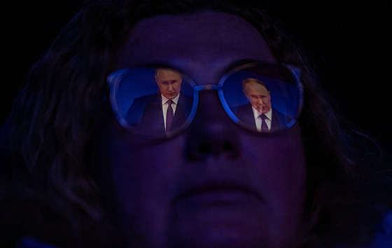 Obyvatelka Petrohradu sleduje v kin projev Vladimira Putina ped Radou...