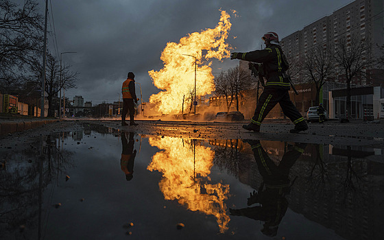 Ukrajintí hasii u hoícího plynovodu po ruském raketovém útoku na Kyjev (2....