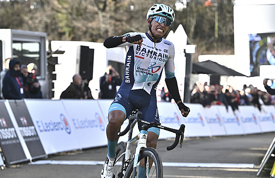 Santiago Buitrago slaví výhru ve 4. etap závodu Paí-Nice.