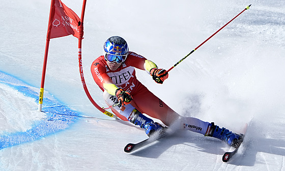 Marco Odermatt na trati obího slalomu v Aspenu.