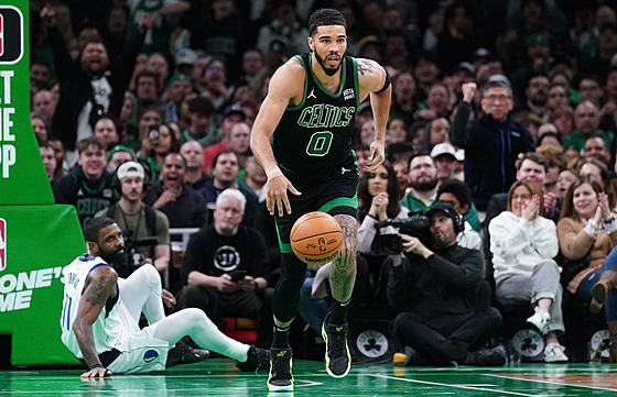 Jayson Tatum z Boston Celtics vyráí do protiútoku v utkání s Dallas Mavericks.