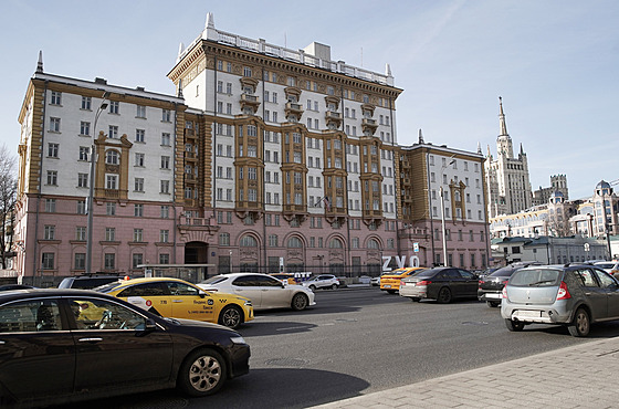 Auta projídjí kolem budovy velvyslanectví USA v Moskv (7. bezna 2024)