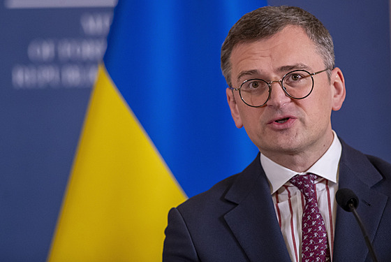 Ukrajinský ministr zahranií Dmytro Kuleba hovoí bhem tiskové konference ve...