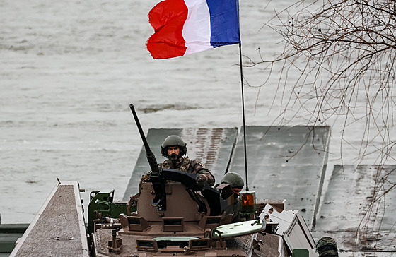 Francouzská armáda trénuje v Mailly-le-camp na pípadný velký válený konflikt...