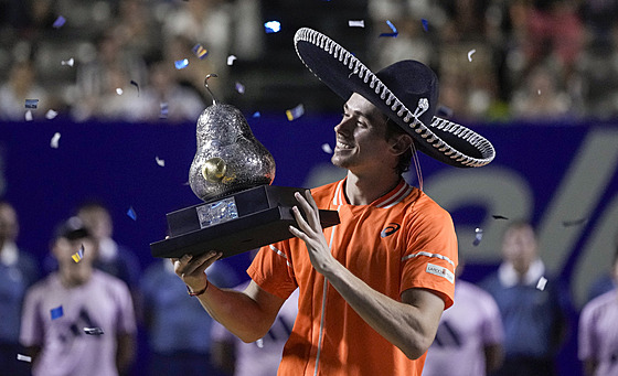 Australský tenista Alex de Minaur pózuje s trofejí pro ampiona turnaje v...