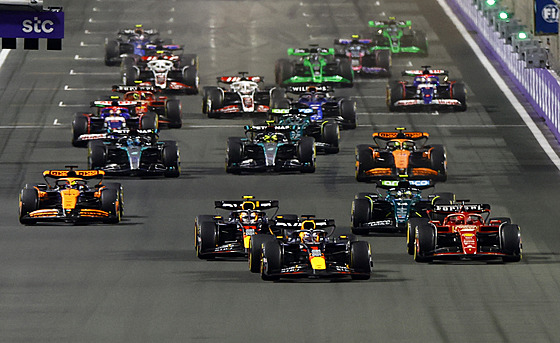 Start Velké ceny formule 1 v Saudské Arábii. Na první pozici Max Verstappen v...
