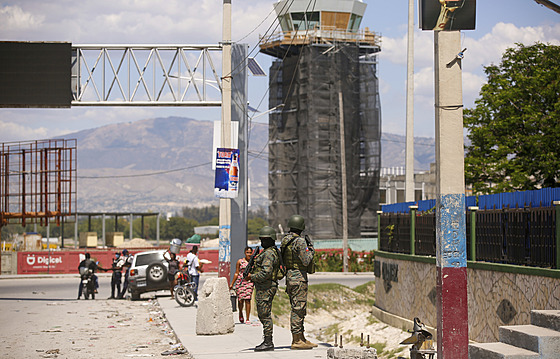 Vojáci steí vchod na mezinárodní letit v Port-au-Prince na Haiti. (4....