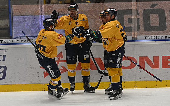 Hokejisté Zlína se radují z gólu v zápase s Jihlavou.