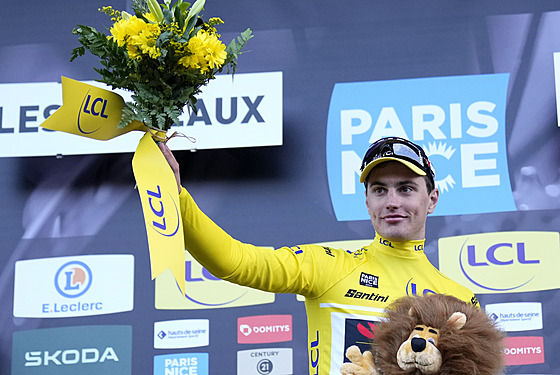 Olav Kooij oslavuje výhru v etap na Paris-Nice.